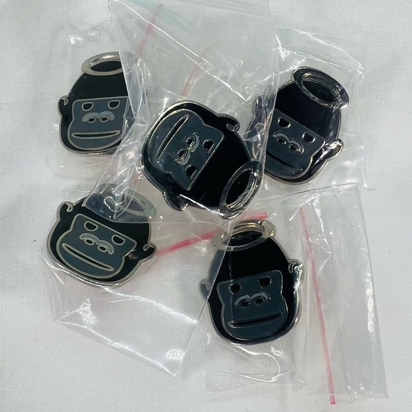 Harambe Memorial Remembrance Souvenir Sympathy Pin - Picture 8 of 9